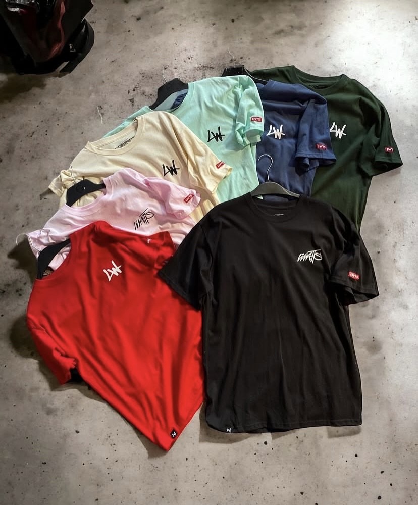 Descubre la Polera Manga Corta Perfecta La polera manga corta es una prenda esencial en cualquier armario. Con su diseño versátil, esta camiseta se adapta a diversas ocasiones, desde salidas casuales hasta un look más pulido. Fabricada con materiales de alta calidad, ofrece comodidad y estilo en un solo producto, convirtiéndola en una opción imprescindible para tu colección de ropa. Calidad y Comodidad en Cada Detalle Nuestra polera manga corta está elaborada con tejido suave y transpirable, garantizando una sensación agradable durante todo el día. La confección de alta calidad asegura que la prenda mantenga su forma y color, incluso después de múltiples lavados. Disfruta de un ajuste perfecto que favorece cualquier tipo de figura, haciéndote sentir cómoda y segura en todo momento. Versatilidad para Cualquier Ocasión Ya sea que la combines con jeans para un look casual o con una falda para una salida nocturna, la polera manga corta se amolda a tu estilo de vida. Su diseño simple la hace ideal para quienes buscan una prenda fácil de llevar y de combinar. Adicionalmente, está disponible en varios colores, permitiéndote elegir el que mejor se adapte a tu personalidad y guardarropa.