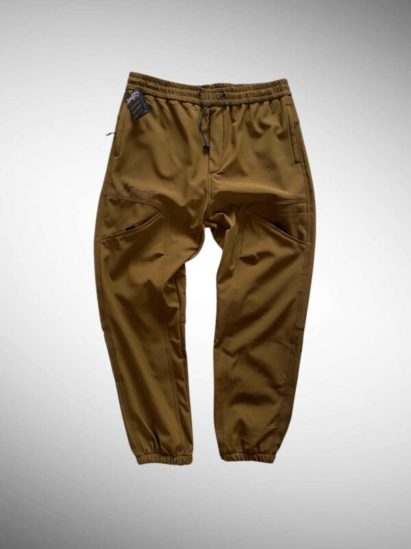 SOFTSHELL JOGGER CAFE OSCURO